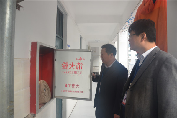 郑州市电子信息工程学校“安全排查领导小组”检查学生宿舍消防设备的配置.jpg