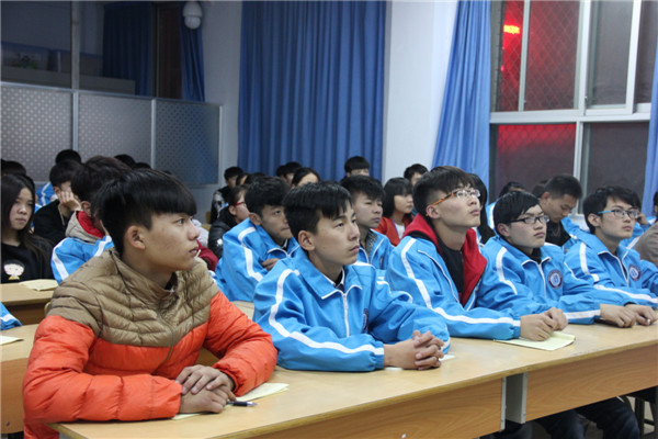 学生干部积极参与听讲.jpg 学生干部积极参与听讲.jpg