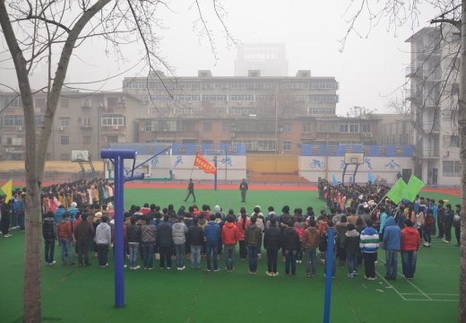 细雨没有阻挡同学们拓展训练的激情