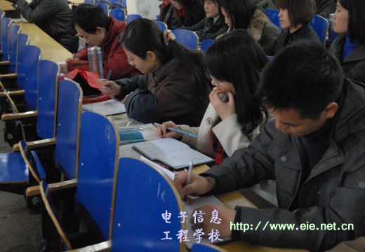 参加培训教师认真做笔记