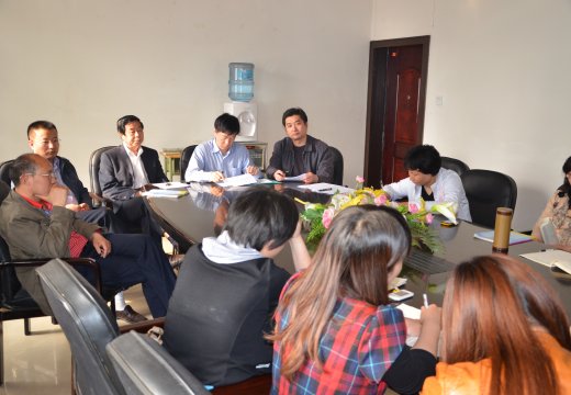 课后教研组成员交流探讨