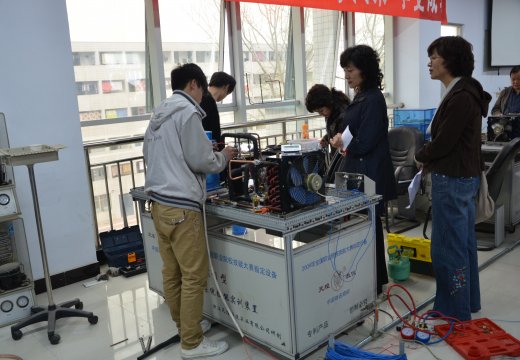 学生为考察团展示设备的实际操作方法