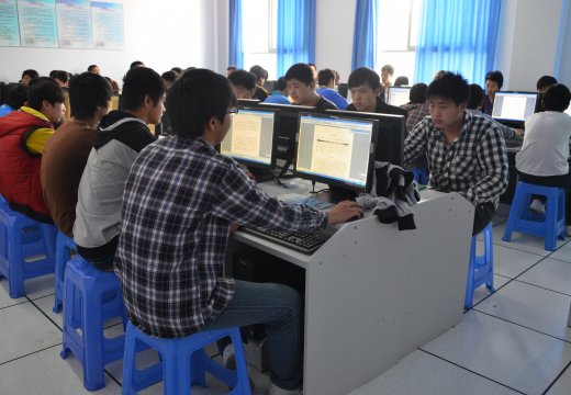 课堂上秩序井然,学生认真听讲