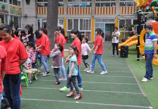 大手拉小手,交朋友,做游戏