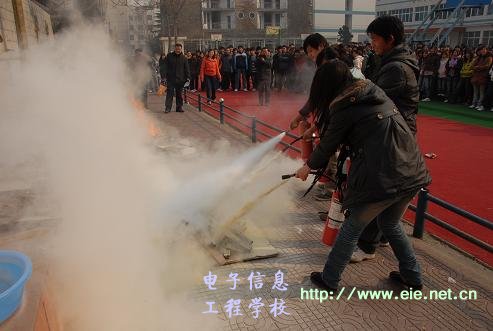 在教师的指导下,学生成功将火扑灭