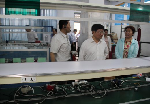 参观电工电子-模拟生产线实训室