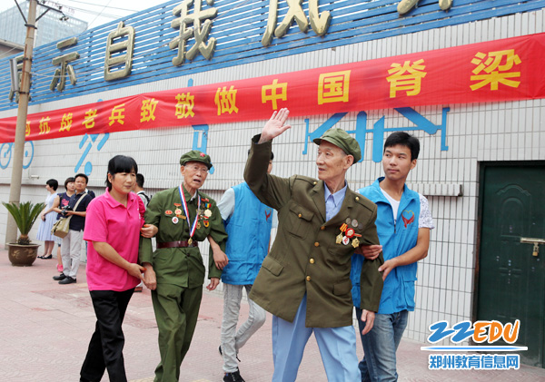 抗战老兵检阅“小兵” 共纪念抗战胜利70周年