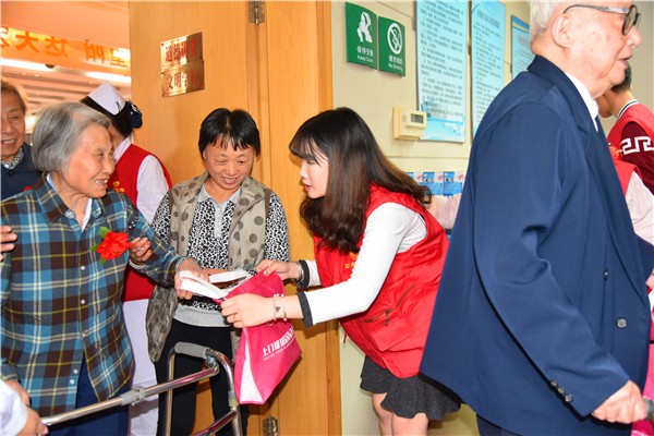 志愿者们带给老人们特殊礼物-手工皂 (3).jpg 志愿者们带给老人们特殊礼物-手工皂 (3).jpg