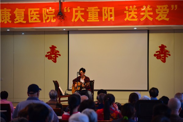 学校志愿者为老人们带来吉他弹唱当你老了.jpg 学校志愿者为老人们带来吉他弹唱当你老了.jpg