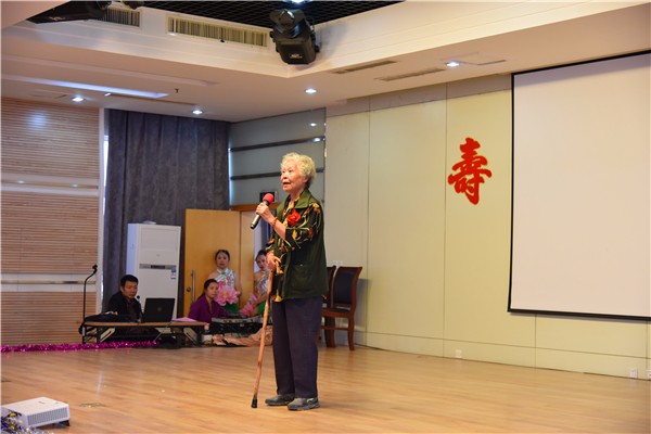 老奶奶亲自上台朗诵《沁园春 雪》 (2).jpg 老奶奶亲自上台朗诵《沁园春 雪》 (2).jpg