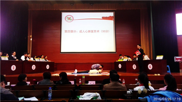 红十字杨老师演示心肺复苏术.jpg