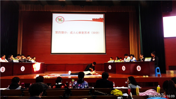 我校安志峰同学演示心肺复苏术.jpg