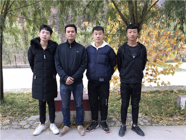 毛明琪老师和三位拾金不昧的同学.jpg 毛明琪老师和三位拾金不昧的同学.jpg