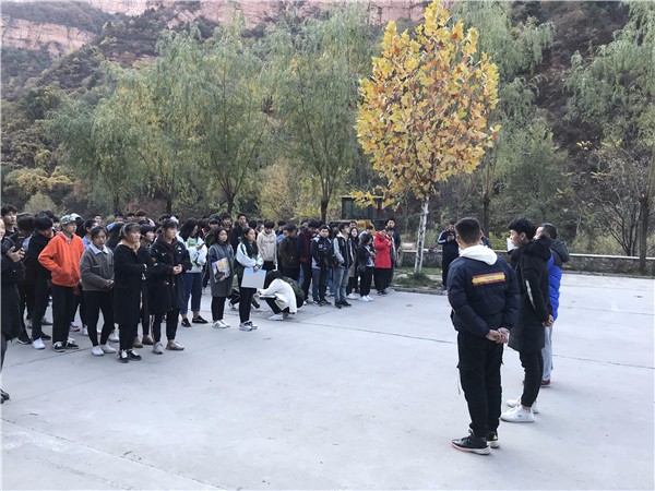 艺术设计系王晟旻主任表彰拾金不昧的同学.jpg 艺术设计系王晟旻主任表彰拾金不昧的同学.jpg