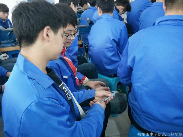 学生认真学习.jpg 学生认真学习.jpg