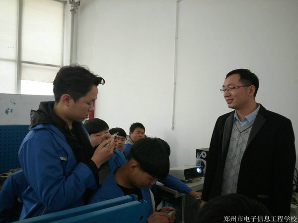 学生积极回答问题.jpg 学生积极回答问题.jpg