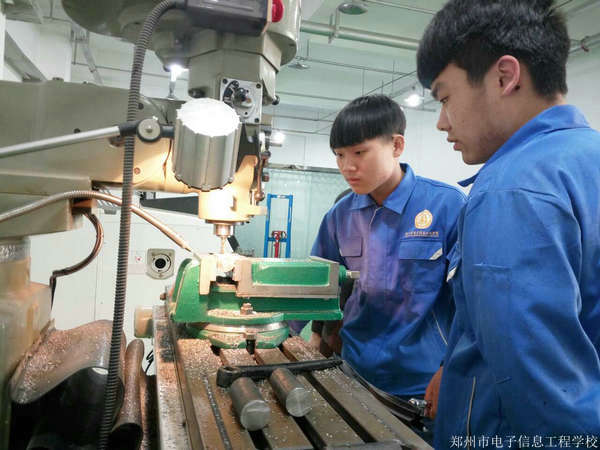 数控铣床.jpg 数控铣床.jpg