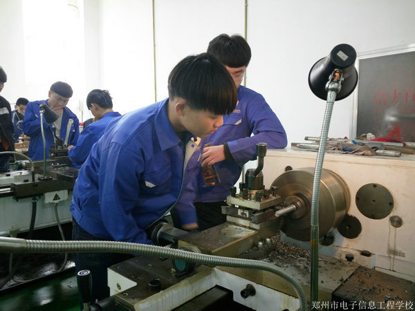 学生开车床.jpg 学生开车床.jpg