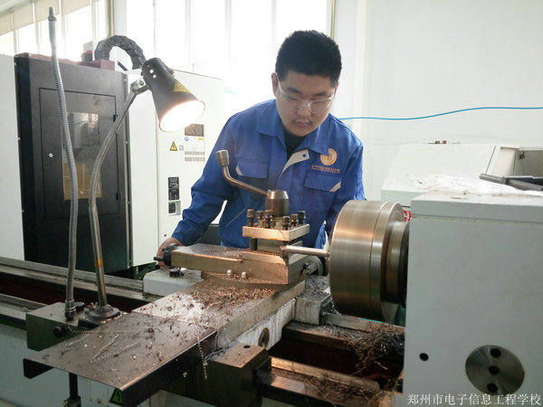 学生用车床加工零件.jpg 学生用车床加工零件.jpg