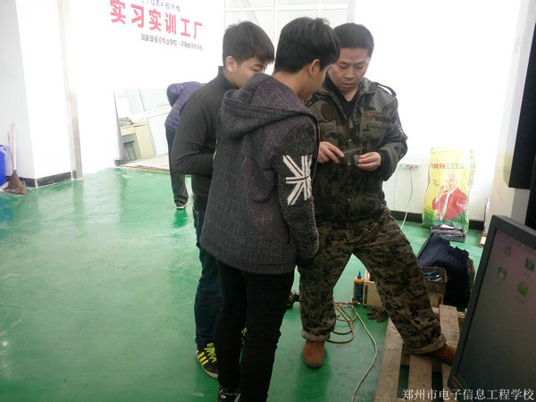 工厂师傅亲自指导学生.jpg 工厂师傅亲自指导学生.jpg