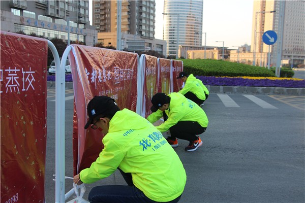 2 搬设广告牌、警戒线搭建赛道隔离带.jpg 2 搬设广告牌、警戒线搭建赛道隔离带.jpg