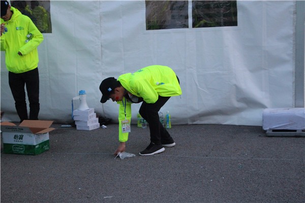 3 垃圾随手捡.jpg 3 垃圾随手捡.jpg