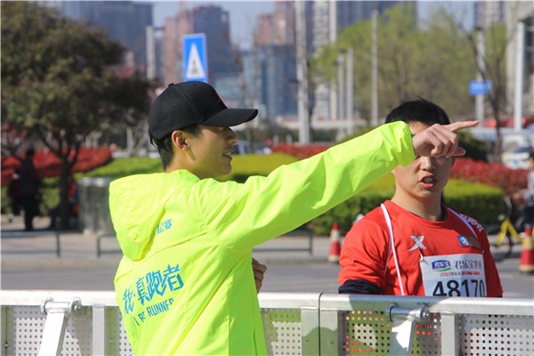 4 为运动员指引赛道.jpg 4 为运动员指引赛道.jpg