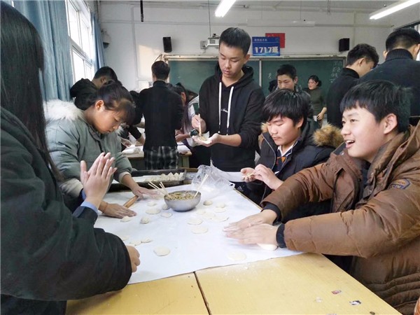 6 男生包饺子.jpg 6 男生包饺子.jpg