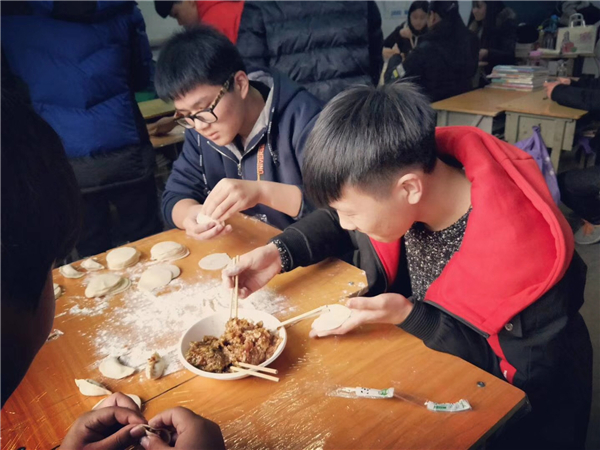 4 包饺子.jpg 4 包饺子.jpg