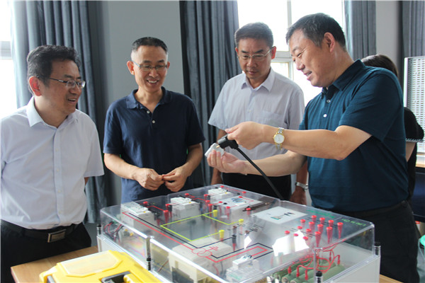 葛飞副局长走进师资培训教师.jpg 葛飞副局长走进师资培训教师.jpg