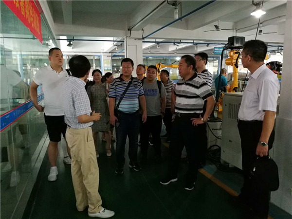 集美职校参观大型实训基地.jpg 集美职校参观大型实训基地.jpg