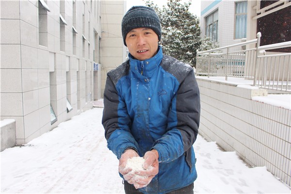 总务处老师趁上课时间洒融雪剂.jpg 总务处老师趁上课时间洒融雪剂.jpg