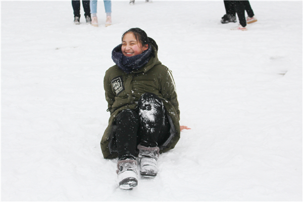 打雪仗 滑倒也开心.jpg