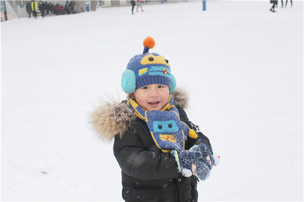 老师的孩子在校园玩雪.jpg