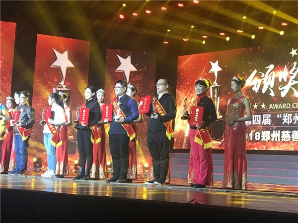 4苗畬老师在颁奖现场.jpg 4苗畬老师在颁奖现场.jpg