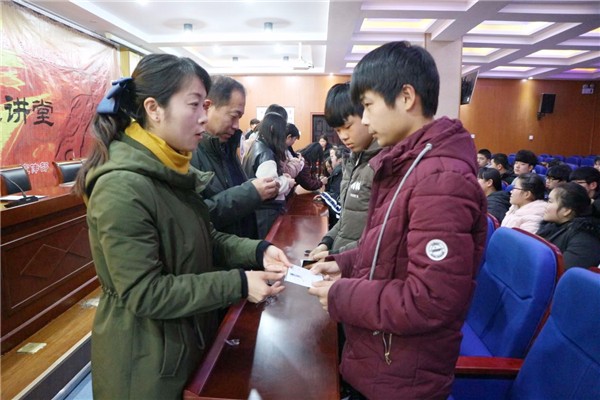 颁发团员证.jpg 颁发团员证.jpg