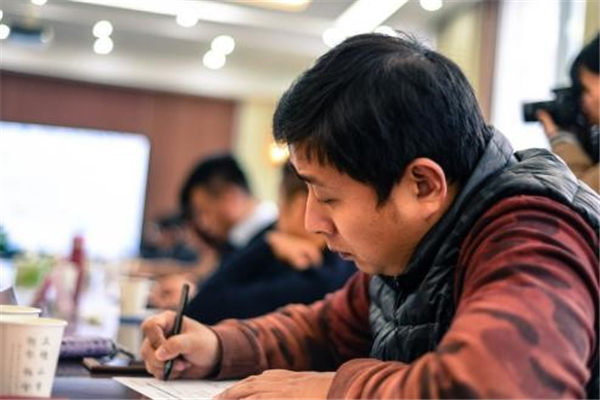 6张乐斌主任现场认真记录.jpg 6张乐斌主任现场认真记录.jpg