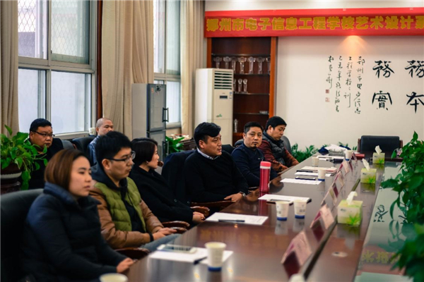 7各位专家现场踊跃发言.jpg 7各位专家现场踊跃发言.jpg