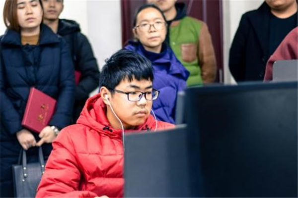 8影视技能工作室学员接收指导.jpg 8影视技能工作室学员接收指导.jpg