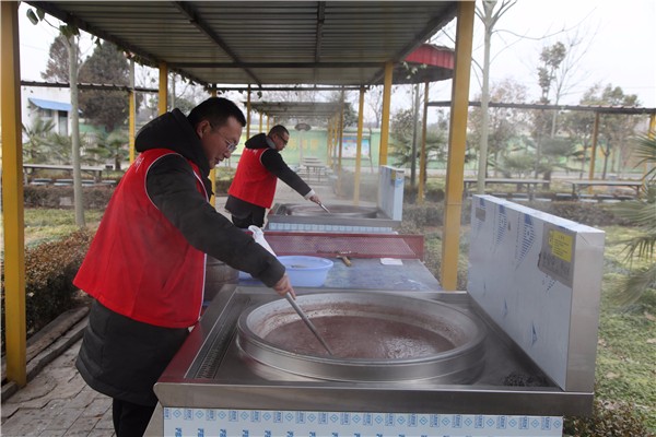 1苗老师和孙老师为孩子们熬制腊八粥.jpg 1苗老师和孙老师为孩子们熬制腊八粥.jpg