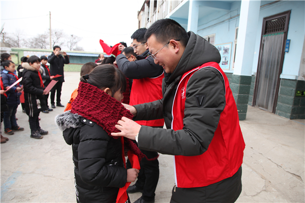 2厚厚的围巾为孩子们带来温暖.jpg 2厚厚的围巾为孩子们带来温暖.jpg
