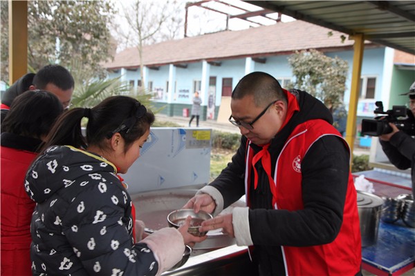 6苗老师为孩子们盛粥.jpg 6苗老师为孩子们盛粥.jpg