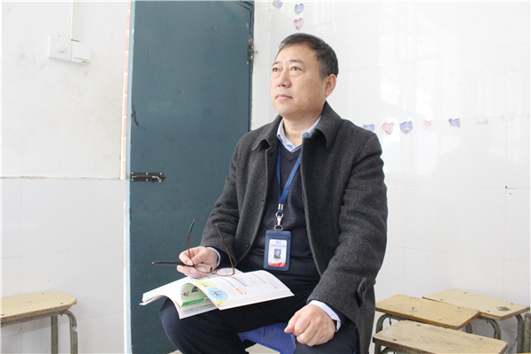 1 李京辉校长听课.jpg 1 李京辉校长听课.jpg