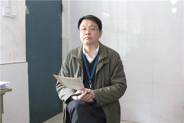 1 张凯书记听课.jpg 1 张凯书记听课.jpg