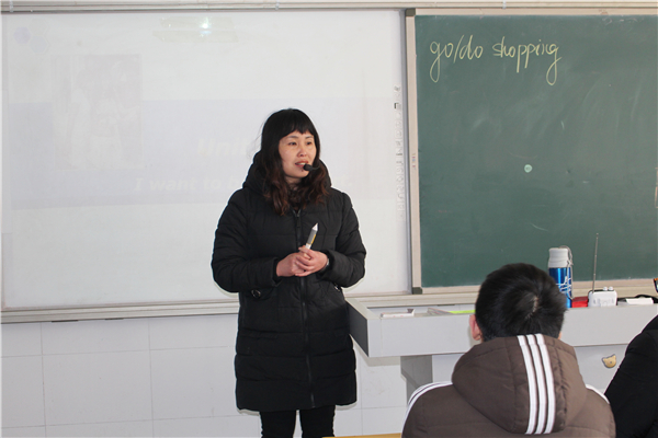 2 王俊红老师讲授英语课.jpg 2 王俊红老师讲授英语课.jpg