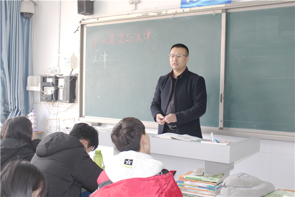 2 张斌老师讲授职业道德与法律课.jpg 2 张斌老师讲授职业道德与法律课.jpg
