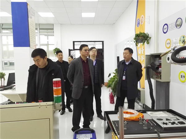 1李京辉校长陪同张士成副主任一行参观学校专业技能工作室.jpg 1李京辉校长陪同张士成副主任一行参观学校专业技能工作室.jpg