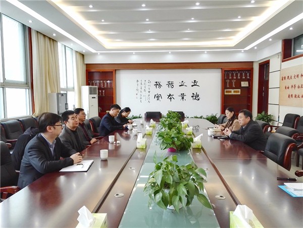 2学校各系主任及校企合作负责人与张士成副主任一行进行座谈.jpg 2学校各系主任及校企合作负责人与张士成副主任一行进行座谈.jpg