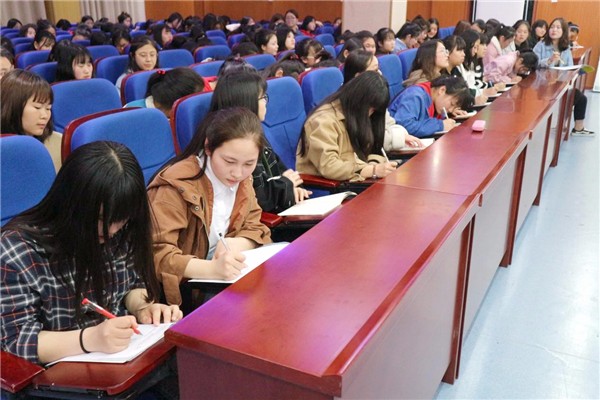 3花季女生认真听讲并作记录.jpg 3花季女生认真听讲并作记录.jpg