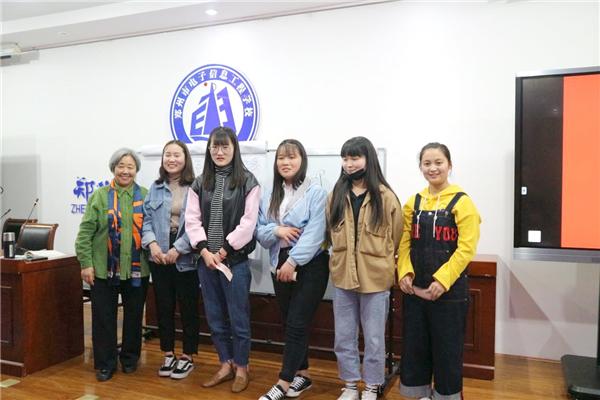 4周慧玲老师为参与互动学生发放购书券.jpg 4周慧玲老师为参与互动学生发放购书券.jpg